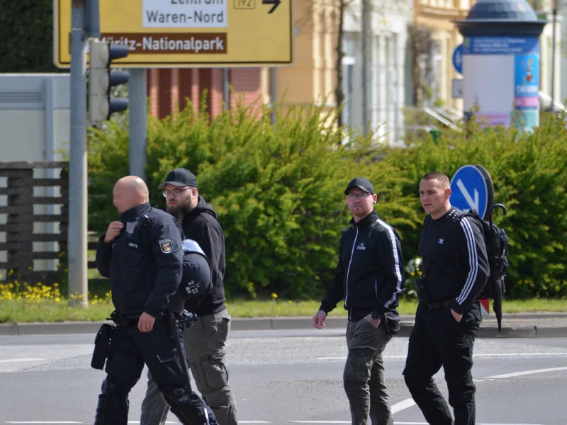 Demonstration der "Neue Stärke Partei" (NSP) in Waren (Müritz)
