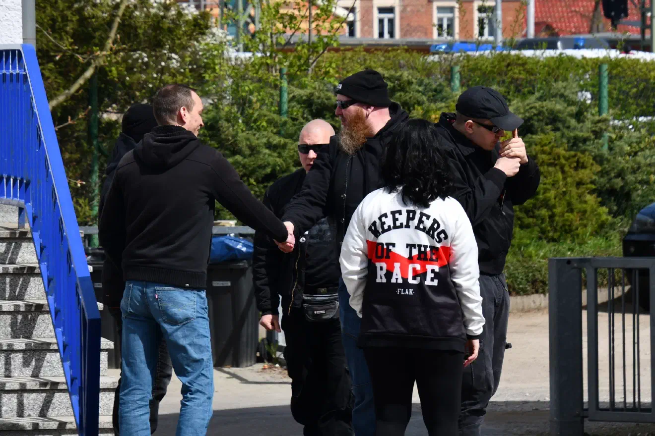 Diejenigen, die die Redebeiträge trotzdem hören konnten, konnten bemerken, dass diese nur so überquollen vor positiven Bezügen zum historischen Nationalsozialismus und vor antisemitischen Codes.