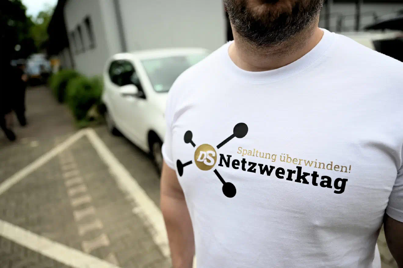 Der Netzwerktag der NPD-Publikation "Deutsche Stimme" (DS) stand im Zusammenhang mit einem Strategiewandel der neonazistischen Partei in dessen Kontext auch die geplanten Umbenennung der NPD in "Die Heimat" steht.