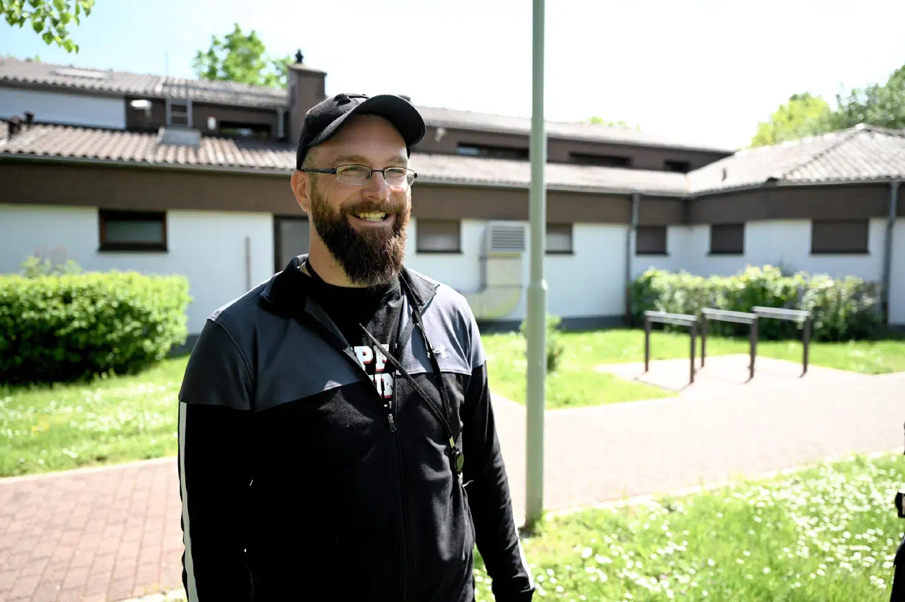 Schmidtke, der neben der Parteiarbeit vor allem als Youtuber und Versandhändler für Survival-Ausrüstung in Erscheinung tritt, gilt als Verfechter der geplanten Umbennung, die er auch gegen parteiinternen Widerstand durchzusetzen trachtet.