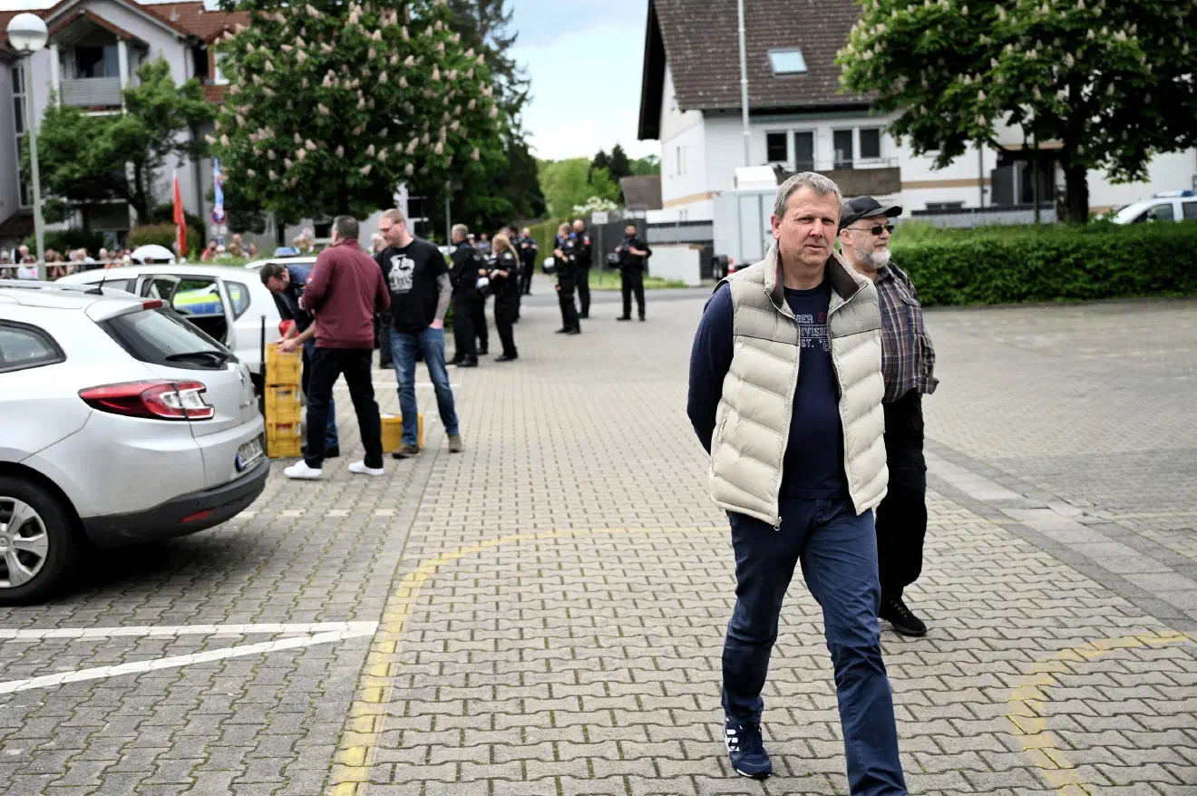 Nicht alle der im Vorfeld angekündigten Podiumsteilnehmer:innen erschienen an diesem Tag in Altenstadt. Neben Nicole Schneiders sagte auch der Neonazi Patrick Schröder, in seinem Fall aufgrund einer Corona-Erkrankung, seine Teilnahme im Vorfeld ab.