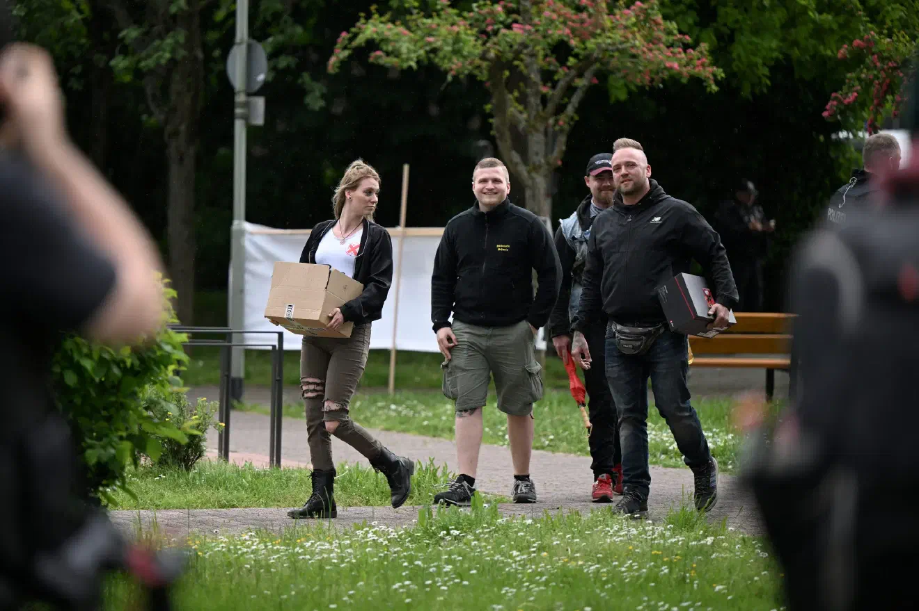 Vor Ort waren auch Vertreter:innen des neonazistischen Labels "Neuer Deutscher Standard" (NDS)- ein Label welches gezielt Rap als ideologisches Werbemittel einsetzt. 