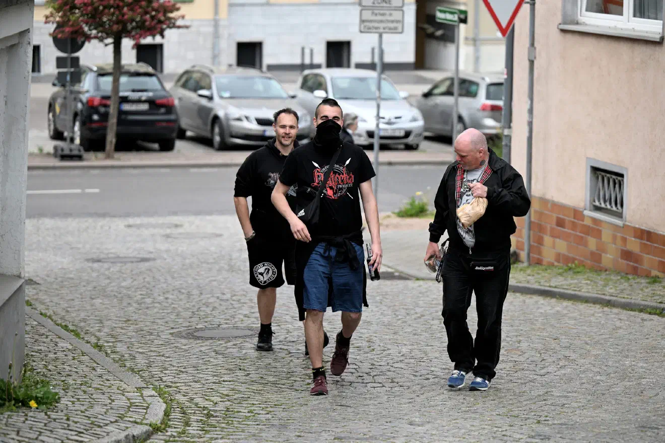Die Anreise verlief jedoch schleppend. Anstatt der erwarteten 120 Teilnehmenden erschienen nur rund 70 bis 80 Personen an diesem Abend in Eisenach. Hier eine Reisegruppe von Neonazis aus Rheinland-Pfalz.