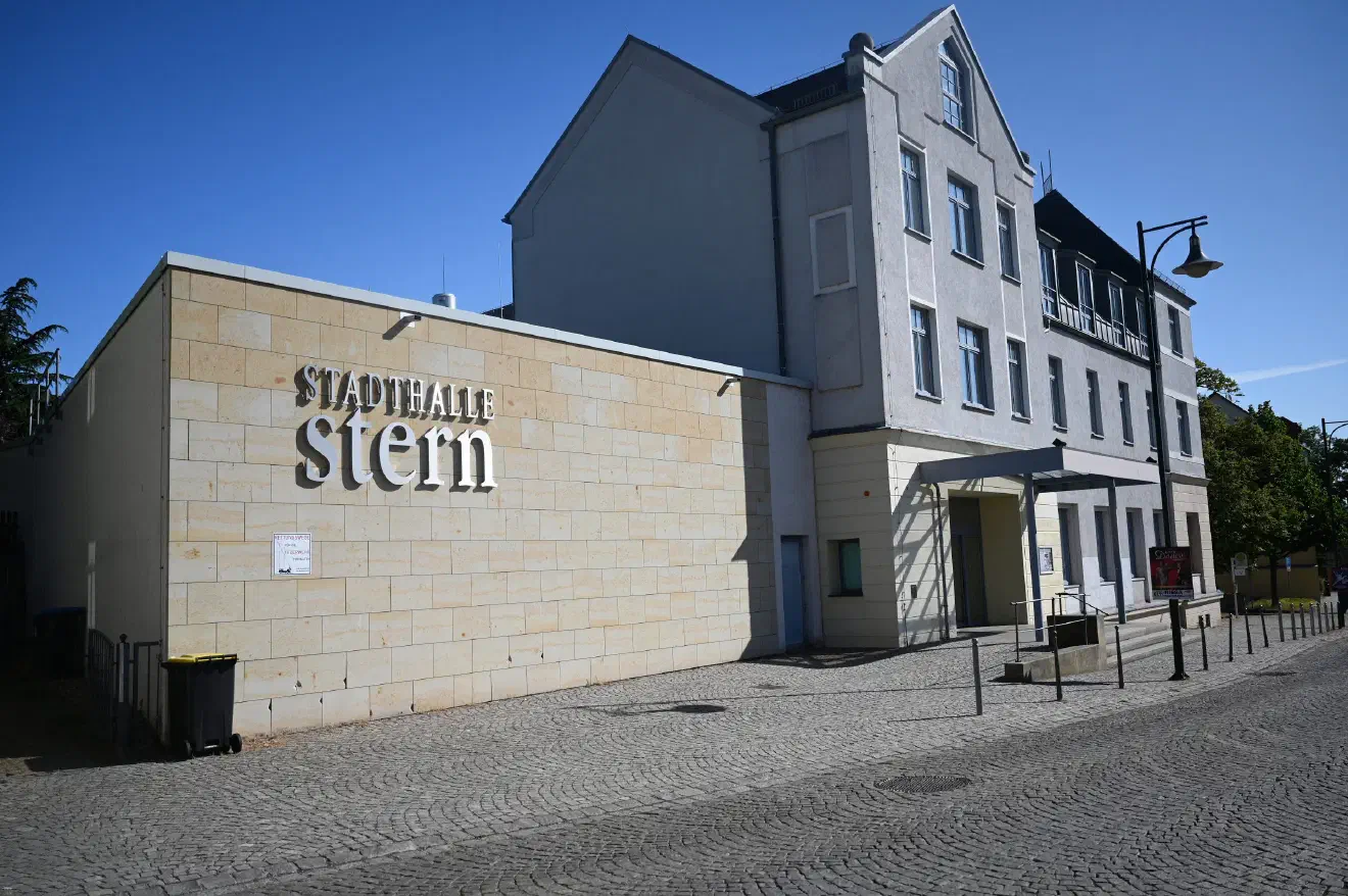 Als Veranstaltungort griff die NPD auf die "Stadthalle Stern" in Riesa zurück. Gewiss kein Zufall: in den Räumlichkeiten konnte die NPD bereits in der Vergangenheit entsprechende Veranstaltungen durchführen. Der Träger der Halle ist die städtische Förder- und Verwaltungsgesellschaft (FVG Riesa mbH), die unter anderen noch die SachsenArena, den örtlichen Tierpark, die Stadtbibliothek sowie das Stadtmuseum verwaltet. Während des Parteitags waren auch Mitarbeitende der SachsenArena zugegen. Das Catering der VEranstaltung übernahm eine ortsansäßige Firma.