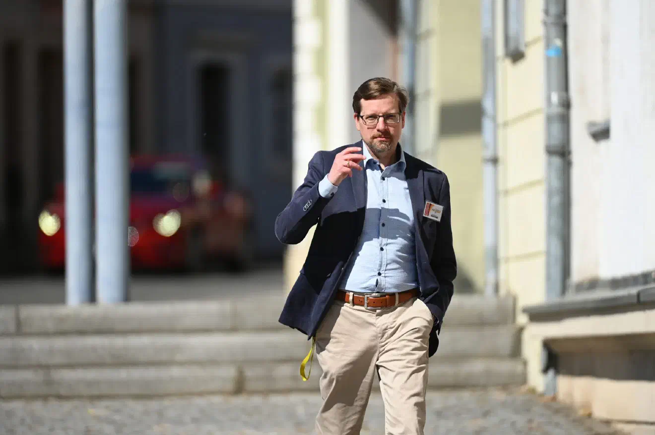 Unter der Leitung von Peter Schreiber, der auch als Beisitzer Mitglied des NPD-Bundesvorstands ist, wandelte sich das NPD-Presseorgan "Deutsche Stimme", welches jahrelang kostenfrei den Parteimitgliedern zur Verfügung gestellt wurde, in ein kostenpflichtiges Hochglanzmagazin. Eine Umwandlung die nicht parteiübergreifend auf Gegenliebe stieß - die Kosten pro Ausgabe konnten nicht von allen Parteimitgliedern getragen werden.