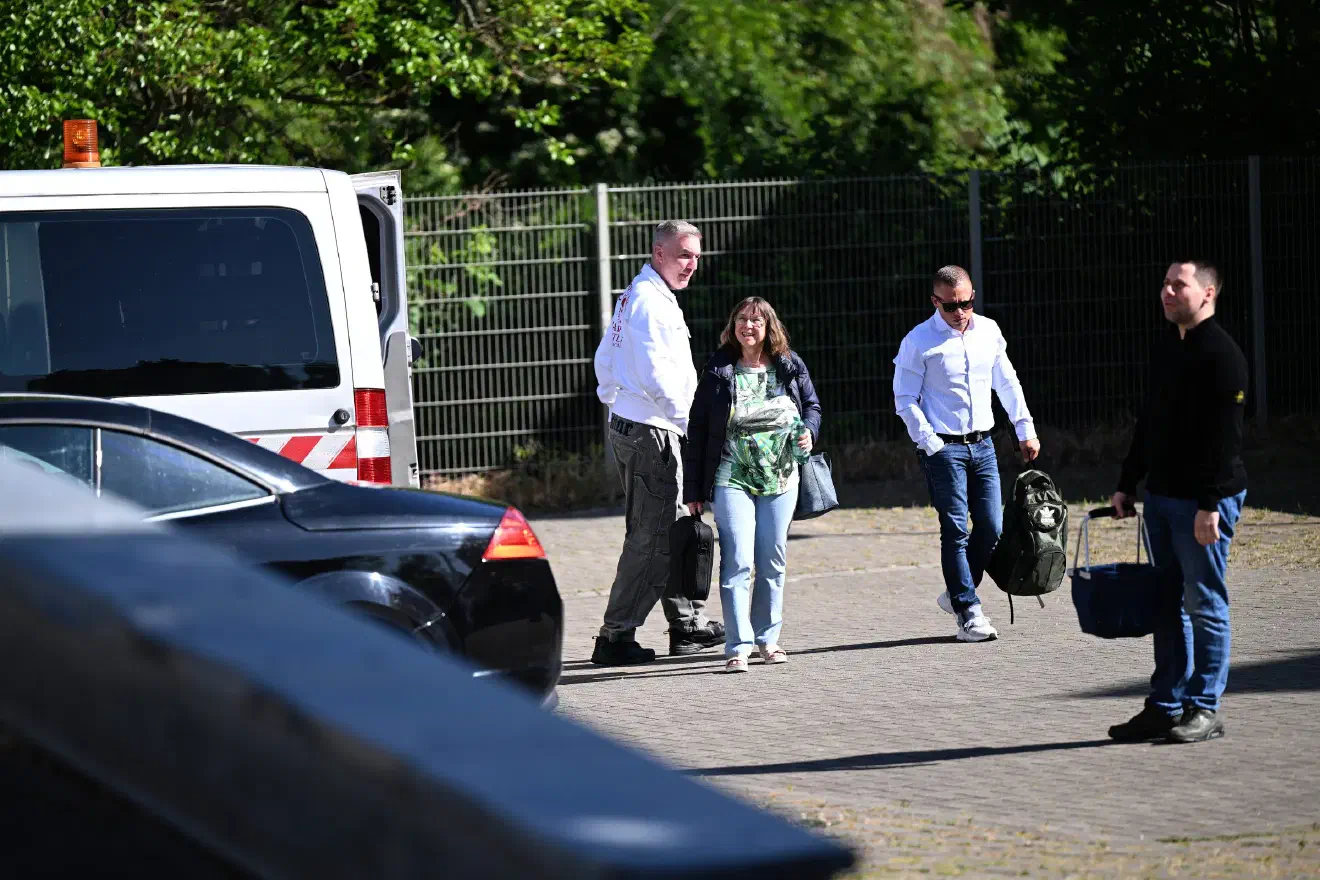 Deligierte der NPD Nordrhein-Westfalen bei der Anreise zum Parteitag. Die Reisegruppe aus Nordrhein-Westfalen (unter anderem die stellvertretende Landesvorsitzende Ariane Meise, Bildmitte) stellte eine der mitgliederstärksten Delegationsgruppen in Riesa.