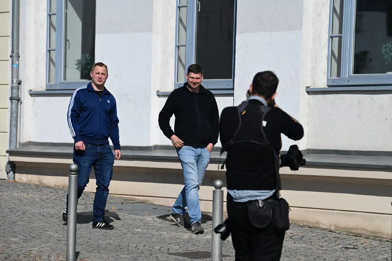 Als Besucher war auch der langjährige Neonaziaktivist Michael Brück ins sächsische Riesa gereist. Brück, der jahrelang die Geschicke der Partei "Die Rechte" in Nordrhein-Westfalen verantwortete, tritt heute vor allem bei den "Freien Sachsen" in Erscheinung. Brück gilt innerhalb der Neonaziszene inzwischen als einer der führenden Köpfe in strategischen Fragen. Nach dem Parteitag ließ es sich Michael Brück nicht nehmen, die nunmehr in "Die Heimat" umbenannte Partei darauf hinzuweisen, dass sie ihren selbst formulierten Führungsanspruch zukünftig hinten anstellen solle.