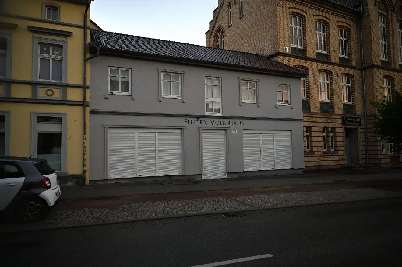 Als Veranstaltungsort wurde erneut auf das sogenannte "Flieder Volkshaus" in Eisenach zurückgegriffen. In dem, im Jahr 2014 erworbene Gebäude befindet sich unter anderem auch die Landesgeschäftsstelle der NPD-Thüringen. In den Räumlichkeiten finden seit Jahren einschlägige Versammlungen der Neonaziszene statt - neben NPD-Parteitreffen, insbesondere Vortragsveranstaltungen, Hintergrundtreffen verschiedenster Organistationen der extremen Rechten oder wie am vergangenen Wochenende, als Liederabend beworbene Rechtsrockkonzerte.