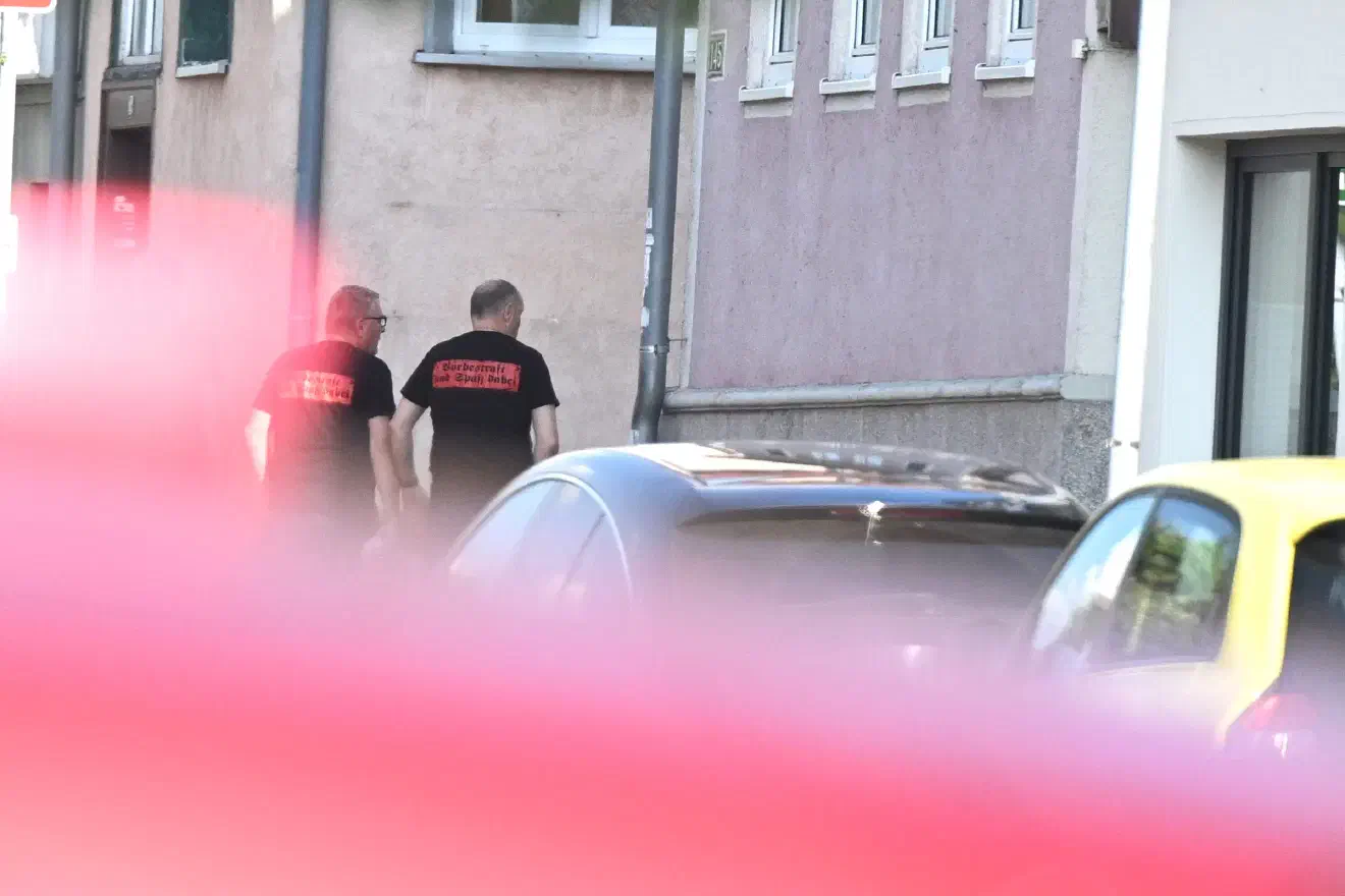 ... wobei auch die Anwesenheit der Polizeikräfte keine Straftaten unterband, wie der Verlauf des Abends deutlich zeigen sollte.