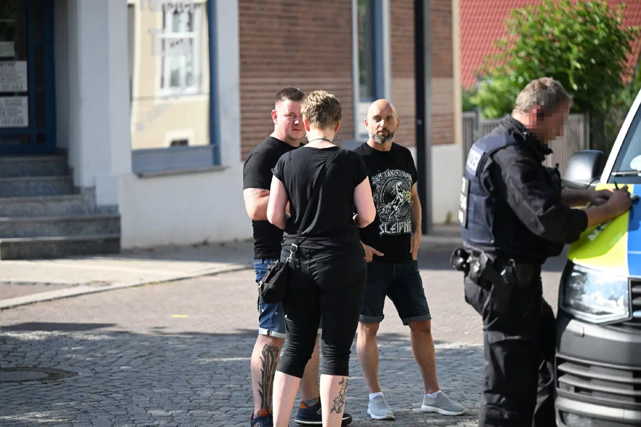 Sowohl am Samstag wie auch am Freitag fand hier der neonazistischen Liedermachers Marco Bartsch, von der Band "Sleipnir" eine Bühne (nicht im Bild). Die Texte von "Sleipnir"  beinhalten eine Mischung von rassistischen Elementen in Verbindung mit sozialen Problemlagen, nordischer Mythologie und einem Bezug zum Nationalsozialismus. Etliche der Teilnehmenden erschienen im Bandshirt der neonazistischen Musikgruppe.
