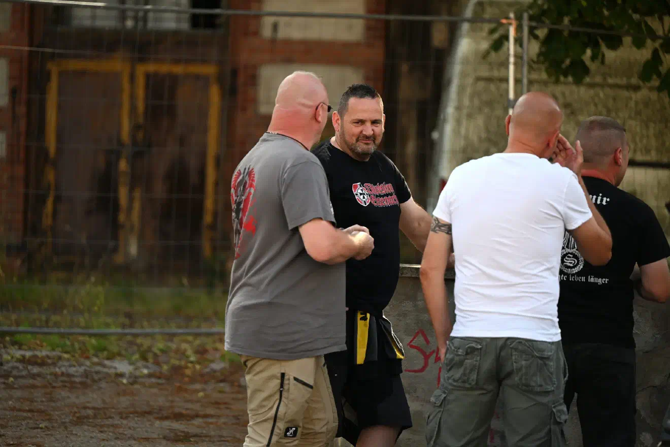 Organisiert wurde die als Liederabend deklarierte Konzertveranstaltung vom Neonazi Patrick Weber, dem Betreiber des Germania-Versands. Weber (nicht im Bild), ebenfalls Schatzmeister der NPD-Thüringen, und weitere Neonazis aus Thüringen nutzen zuletzt verstärkt das "Flieder Volkshaus" als Veranstaltungsort für Rechtsrockkonzerte und der damit verbundenen Propagierung menschenverachtender Ideologie - bislang von den Polizeibehörden weitestgehend toleriert.