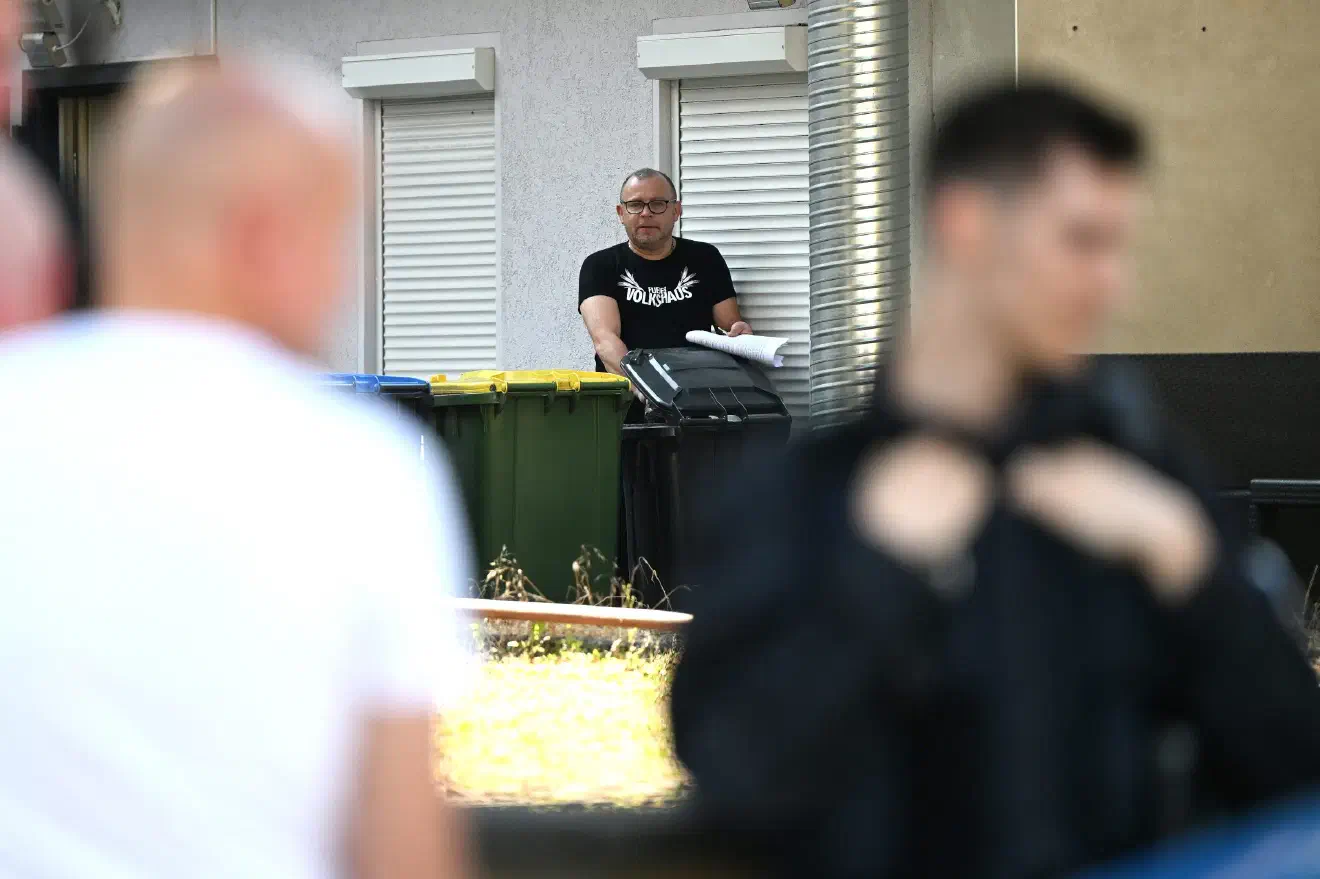Der NPD (bzw. Die Heimat)-Landesvorsitzende Patrick Wieschke vor dem eigentlichen Veranstaltungsbeginn im rückwertigen Bereich des "Flieder Volkshauses". Anreisende Teilnehmende nutzen, wie bereits in der Vergangenheit, den streng gesicherten Hintereingang um in das Gebäude zu gelangen.