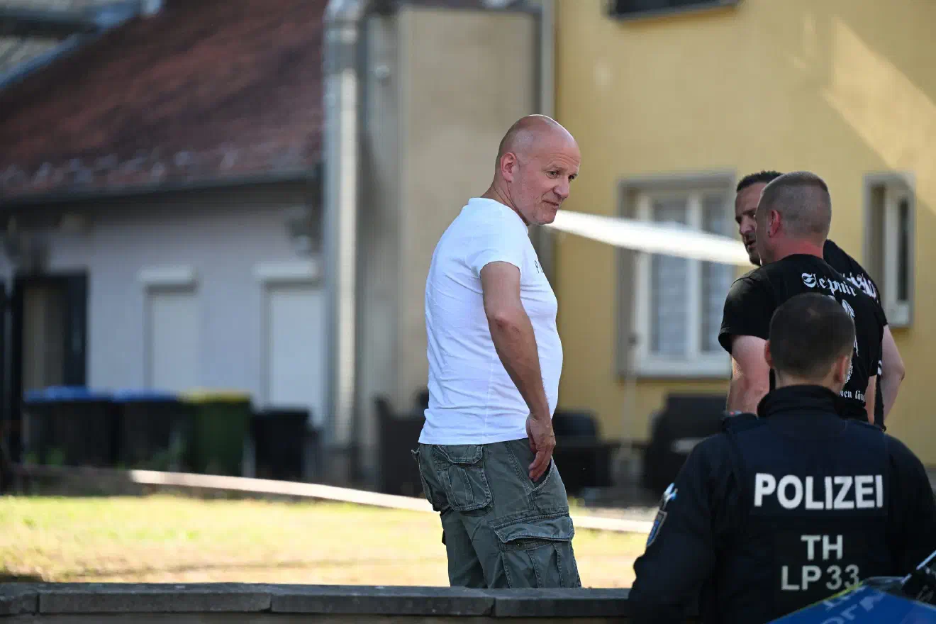 Das es sich beim "Flieder Volkshaus" in Eisenach um einen "sicheren" Veranstaltungsort für Rechtsrockkonzerte handelt, hat sich in der Neonaziszene schon seit langen herumgesprochen. Während Landauf- Landab Rechtrockkonzerte von den Sicherheitsbehörden regelhaft aufgelöst werden, konnte sich das "Flieder Volkshaus" unter den Augen der Polizei zu einem wahren "Hotspot" mit bundesweiter Bedeutung entwickeln.