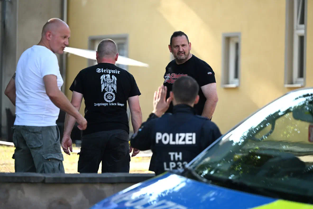 Inwieweit ein Problembewusstsein gegenüber solchen Veranstaltungen innerhalb der thüringischen Landesbehörden vorhanden ist, zeigt auch das Verhalten einiger Beamten vor Ort. Zwar wurde das Presserecht gewahrt, die Dokumentation der Veranstaltung damit ermöglicht, dennoch wünschte der eine oder andere Beamten teilnehmden Neonazis vor dem Betreten des Rechtsrockkonzertes noch "einen schönen Abend"...