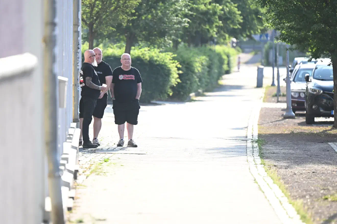 Während der eigentliche Eingang im Frontbereich des "Flieder Volkshauses" eigentlich geschlossen werden sollte, setzen sich die Neonazis weitestgehd darüber hinweg. Immer wieder begaben sich Teilnehmende über den Haupteingang auf die Straße oder betraten gleich hier das Gebäude. Eine Polizeikontrolle des Personenverkehrs war hier nicht gewährleistet - dazu waren zu wenig Beamte vor Ort.