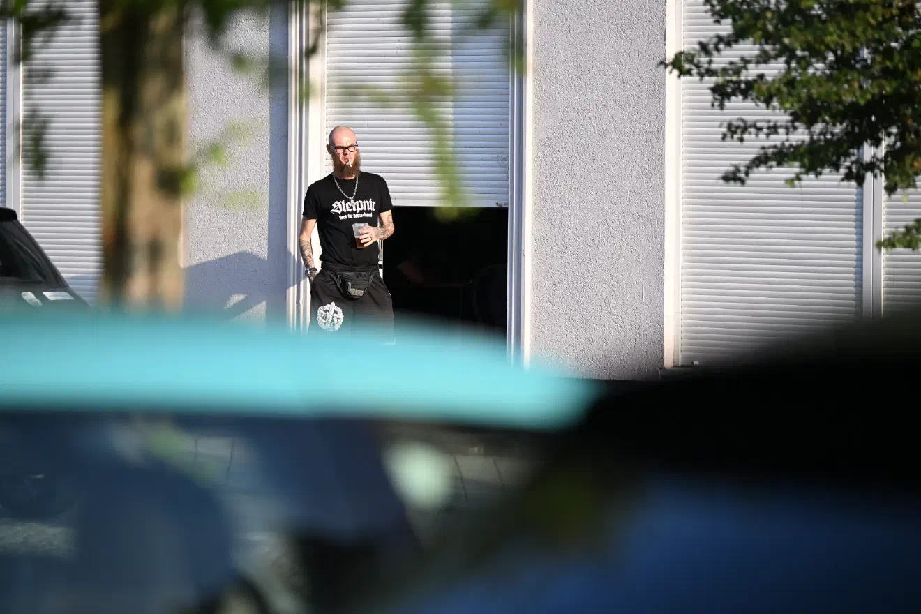 Was die Neonazis unter den Augen der Polizei ebenfalls konnten, war das massenhafte Verwenden strafbarer Erkennungszeichen. Verstöße gegen den §86a füllten an diesem Abend ein ganzes Notizbuch - nur nicht jenes der polizeilichen Einsatzleitung. Einzelne Neonazis klebten sich entsprechende Symbole zwar noch während der Anreise ab. Nachdem diese dann das Gebäude betraten, wurden die verbotenen Symbole und Erkennungszeichen dann wieder sichtbar gemacht. Auch anschließend wieder auf der Straße und auch dies ohne Konsequenzen.