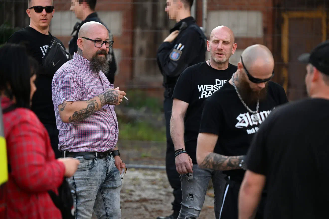 Und auch jener Konzertbesucher präsentierte mit der Odalrune am Handgelenk verbotene Zeichen in der Öffentlichkeit.