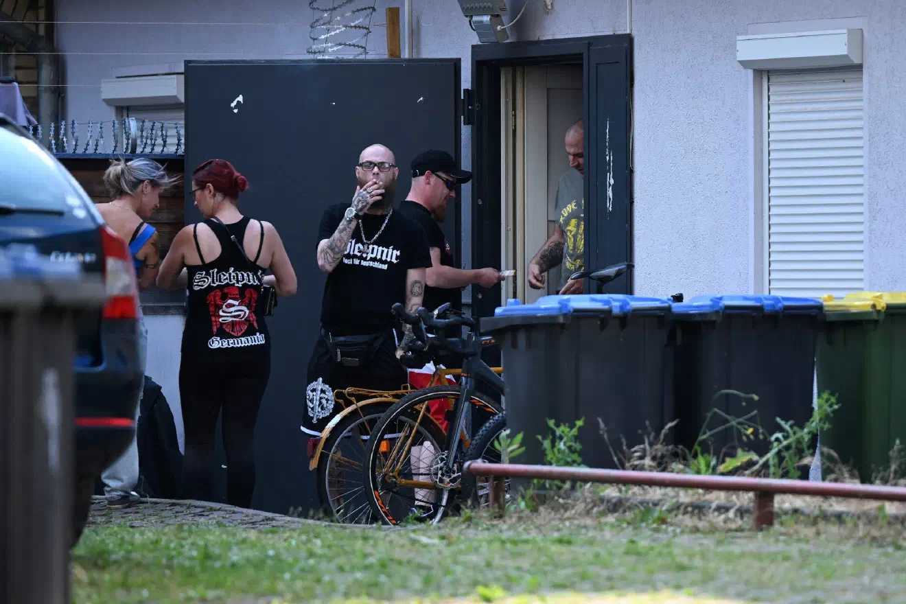 Teilnehmende Neonazis mussten, die zuvor bestellten Eintrittskarten vorzeigen und konnten erst anschließend das "Flieder Volkshaus" betreten.