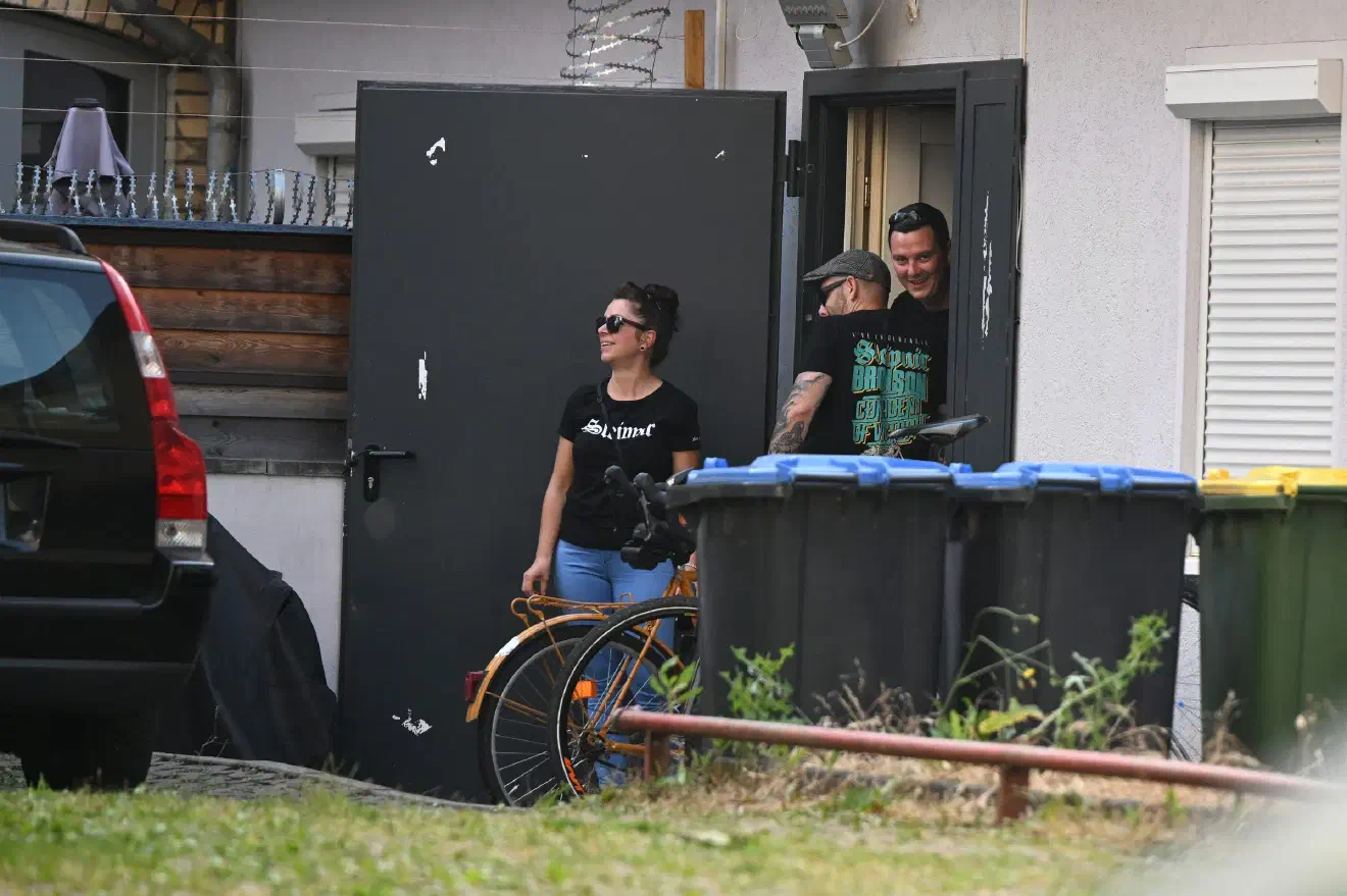 Der Veranstalter Patrick Weber (rechts im Bild) beim Begrüßen des neonazistischen Liedermachers "Sleipnir" hatte gut Lachen - die Polizei räumte zuvor den Eingangsbereich um den Neonazis zu ermöglichen mit ihrem Fahrzeug auf das Gelände zu gelangen. Auf eine Durchsuchung des Fahrzeuges wurde, wie zuvor schon bei allen Teilnehmenden, verzichtet.
