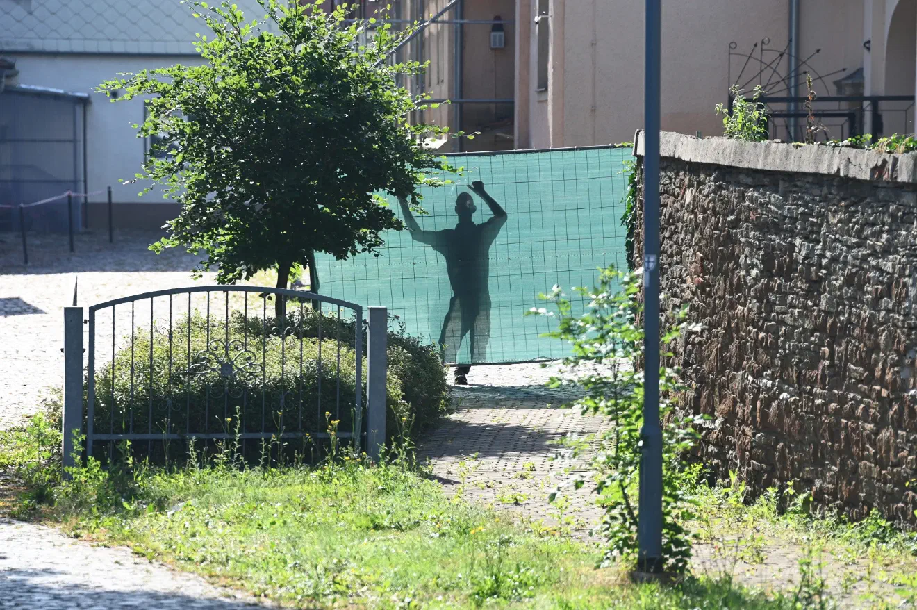 Am ersten Juliwochenende in Guthmannshausen war die (kritische) Öffentlichkeit nicht gern gesehen. Morgens wurde direkt Bauzäune mit Sichtschutz aufgebaut.