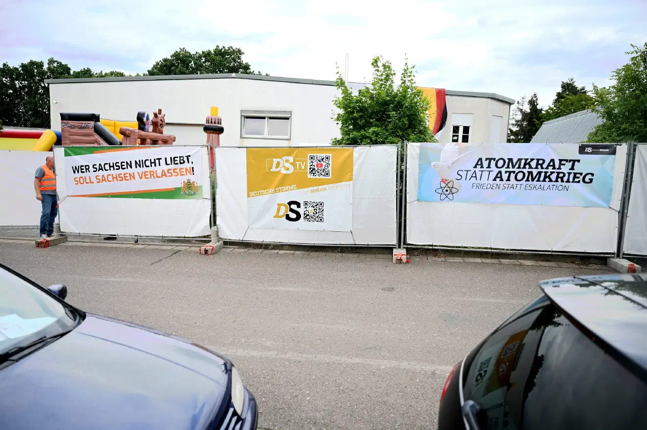 Am 01. Juli 2023 fand im sächsischen Riesa das sogenannte "DS-Sommerfest" statt. Dabei handelt es sich um ein Sommerfest des Parteiverlages der neonazistischen Partei "Die Heimat". Die Veranstaltung fand auf dem Gelände des "Deutsche Stimme Verlags" (DS) statt. 