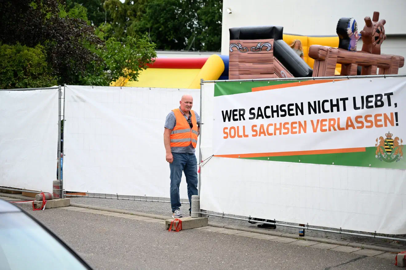 Zum Rahmenprogramm der Veranstaltung gehörten neben Redebeiträgen auch der Auftritt zweier neonazistischer Liedermacher. Die Veranstaltung war, neben der Anwesenheit dutzender Kleinkinder, geprägt durch offen zur Schau gestellte NS-Symbolik. Darunter Hakenkreuze und Verweise auf die Waffen-SS.