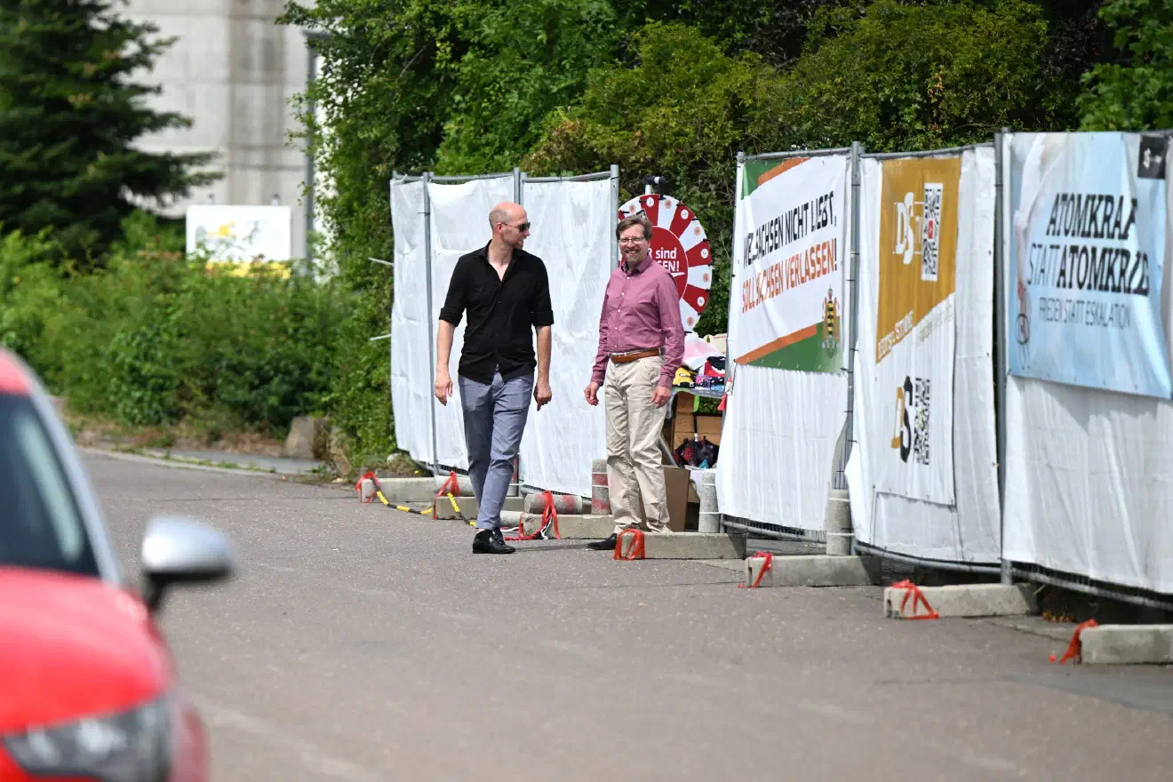 Trotz der zahlreichen NS-Bezüge und der Verwendung strafbarer Symbolik des Nationalsozialismus verzichtete die Polizei Sachsen auf Einsatzkräfte vor Ort. Lediglich als Teilnehmende die Polizei aufgrund anwesender Journalisten*innen riefen, weil diese sich weigerten Bilder zu löschen, erschien die Polizei mit einem einzelnen Streifenwagen für ein paar Minuten am Ort des Geschehens. Die weltanschauliche Indoktrination, insbesondere von Schutzbefohlenen, konnte somit ungestört stattfinden. 