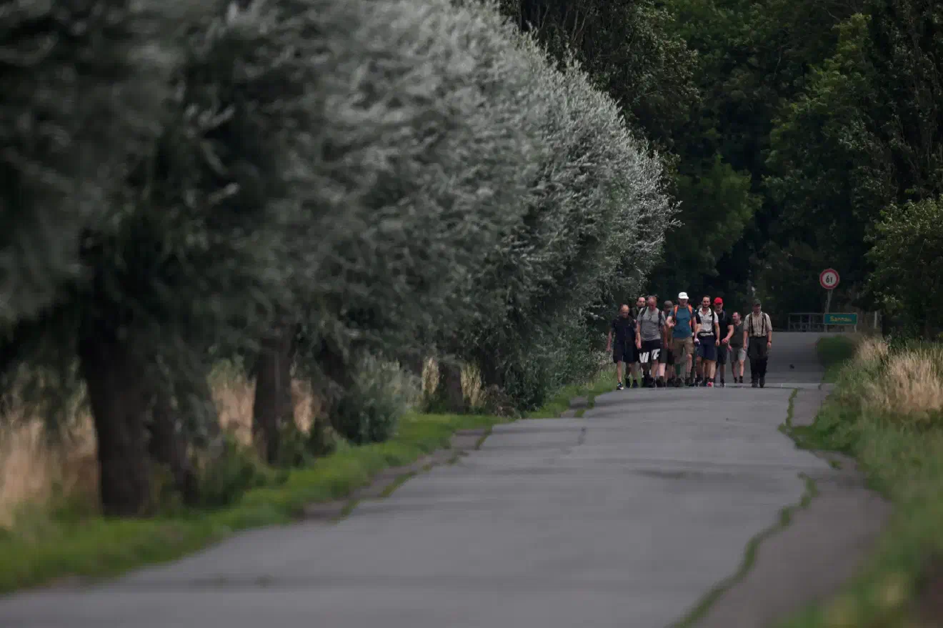 Am 15. Juli 2023 führten Neonazis eine Wanderung zur NS-Kultstätte "Stedingsehre" im Bremer Umland durch. Die Teilnehmenden konnten verschiedenen Strukturen der Neonaziszene zugeordnet werden, darunter "Die Heimat"/NPD, deren Jugendorganisation "Junge Nationalisten", der Splitterpartei "Der III.Weg" sowie parteiunabhängigen Neonazigruppen. Auch ein Mitglied der neonazistischen "Denkfabrik" Metapol sowie ein Mitarbeiter der AfD-Bundestagsfraktion waren zugegen.