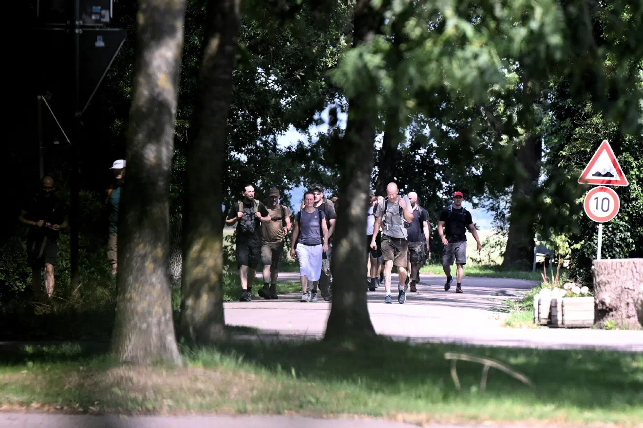 Der Weg der Gruppe begann in Bremen und führte dann ins niedersächsische Umland. Ein Zwischenstop wurde am sogenannten "St.-Veit-Denkmal" in Altenesch bei Lemwerder eingelegt. Das Denkmal nimmt Bezug auf den Stedinger Krieg - einen Kreuzzug des Erzbistums Bremen gegen die Bewohner:innen des Landes Stedingen in den Jahren 1233 und 1234. Zur Zeit des NS-Regimes wurde das Schicksal der Stedinger für die eigenen Zwecke instrumentalisiert.
