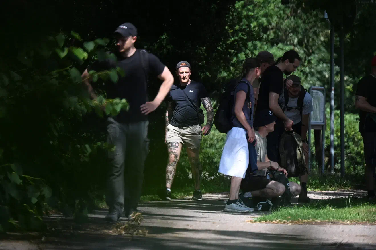 Am Aufbau des Images eines vermeintlichen Rückzugs aus der Neonazi-Szene arbeitet auch Mario Müller (Bildmitte). Der langjährige Neonazi-Kader und zuletzt bei der "Identitären Bewegung" aktive Müller versucht sich seit einigen Jahren am Aufbau eines "gemäßigteren" Auftretens - insbesondere um seine Karrieremöglichkeiten zu befördern. Dass dieses nach außen getragene Bild reine Augenwischerei ist, zeigt nicht zuletzt seine Teilnahme an dieser Wanderung von Neonazis, mit denen er weiterhin fest verbunden ist.