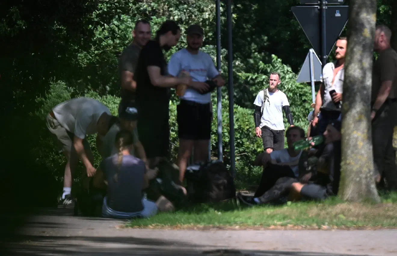 Diese ideologische Aufladung der Veranstaltung dürfte einer der Gründe sein, warum sie sich einer so großen Beliebtheit erfreute. Die Teilnehmenden und zum Teil langjährigen Neonazis kamen aus mehreren Bundesländern. Dazu gehörte auch der ehemalige JN-Bundesvorsitzende Sebastian Richter (Mitte-rechts).