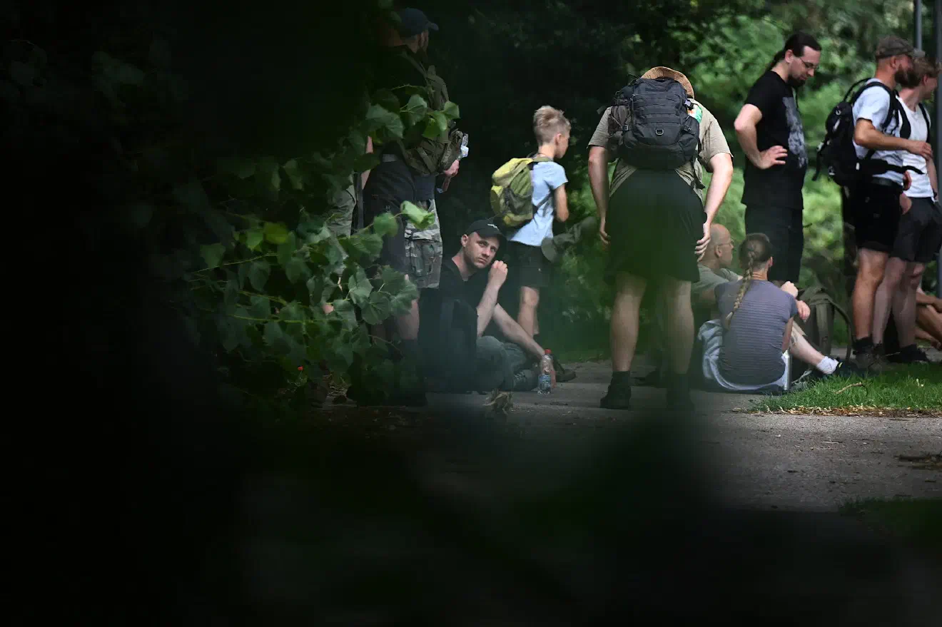 Auch der Bremer Neonazi Martin B. war bei der Wanderung vor Ort. Dieser bewegte sich in den letzten Jahren vor allem in den Strukturen der Splitterpartei "Die Rechte" und wird jenen Strukturen zugerechnet, aus deren Mitte mutmaßlich diejenigen stammen, welche den Brandanschlag auf das Jugend- und Kulturzentrum "Die Friese" in Bremen im Februar 2020 verübt haben. Ein Gerichtsprozess steht noch aus. Der Versuch von Martin B., sich in den letzten Jahren aus der Öffentlichkeit weitestgehend zurückzuziehen, gelang nur zum Teil.