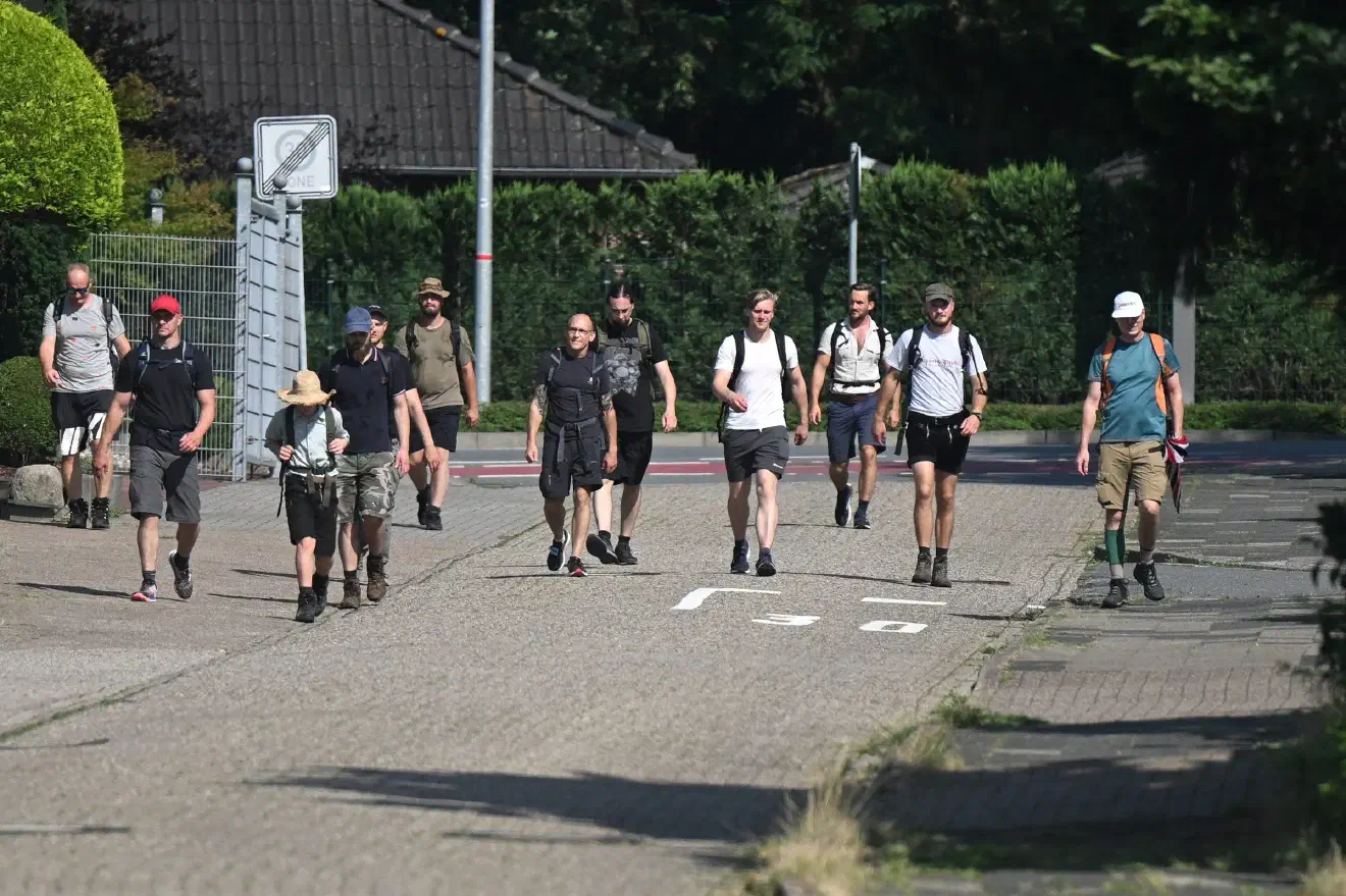 Ziel der Wanderung war die "Stedingsehre" in Bookholzberg. Zu diesem Zeitpunkt hatten sich bereits einige der Teilnehmenden von der Gruppe abgesetzt. Diese hatten unter anderem die Aufgabe, mit Fahrzeugen zum Zielort zu kommen, um von dort aus zu shutteln.