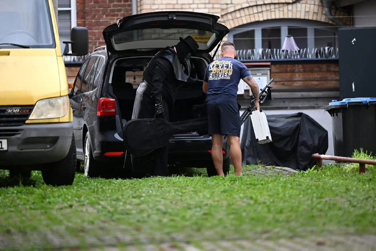 Die Vermummung schien Björn Pessel wichtig. So legte er diese auch nicht ab, als er sich später mit weiteren Neonazis vom Veranstaltungsort entfernte und Richtung Innenstadt spazierte. Gegenüber Polizeibeamten musste er die Vermummung jedoch abnehmen und sich ausweisen.