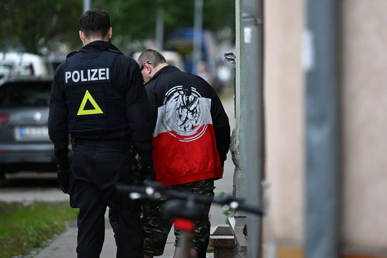 Anreisende Teilnehmende wurden wurden von der Polizei durchsucht und ihre Personalien festgestellt. Die Polizei erteilte, sehr zum Unmut der Veranstalter*innen, auch einige Platzverweise wegen Verstoßes gegen §86a - dem Verwenden von Zeichen verbotener Organisationen. Der hier gezeigte Verweis auf die Gruppierung "Erschießungskommando" fällt jedoch nicht darunter.