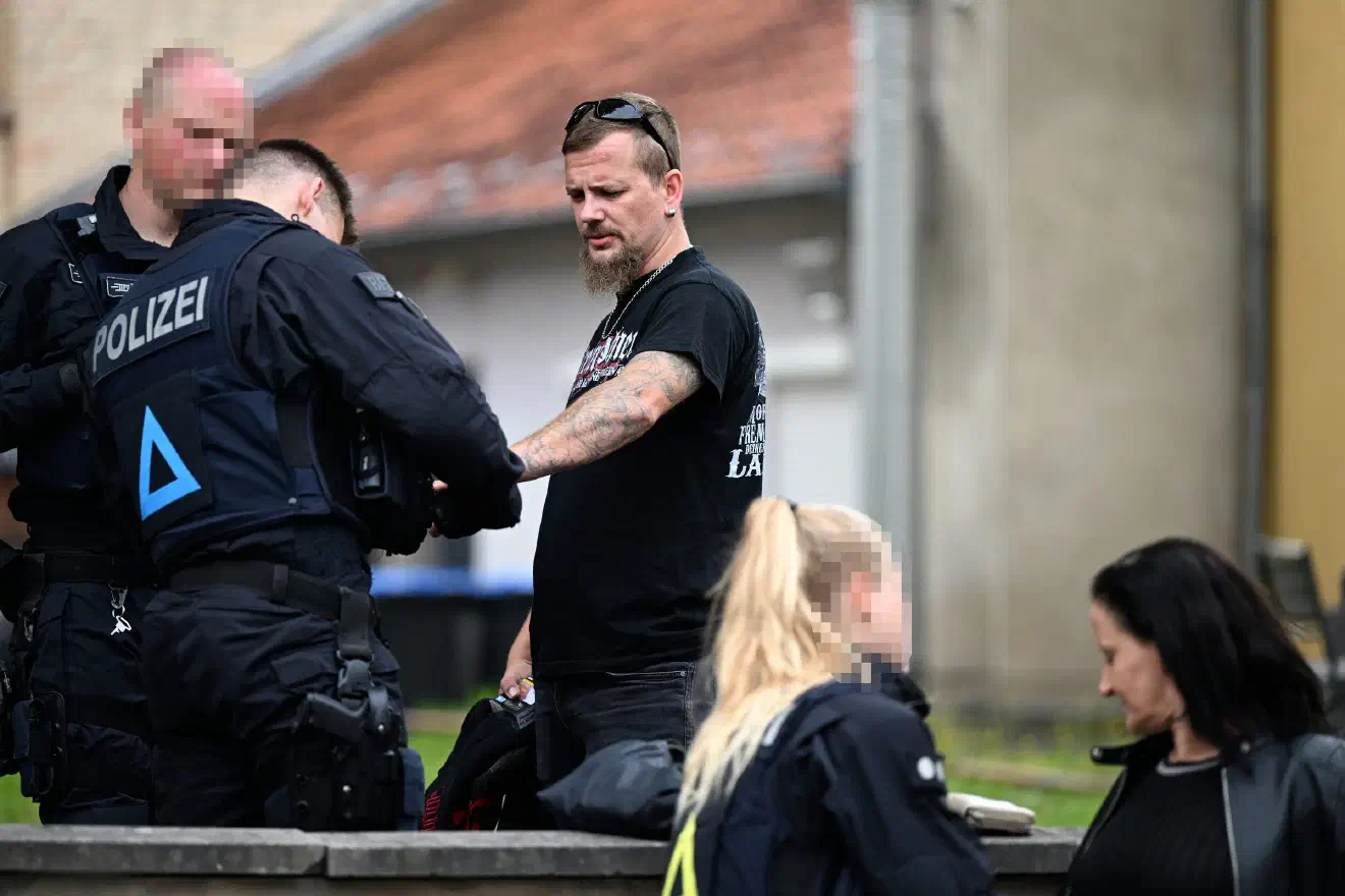 Einzelne Teilnehmende wurden von der Polizei gründlich auf verbotene Symbole überprüft. Dazu richtete die Polizei mehrere Kontrollstellen ein.