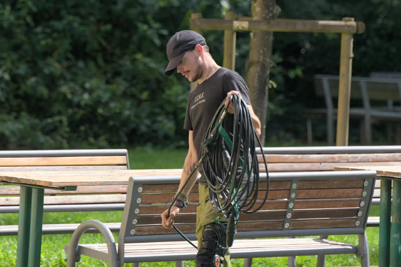 Es gab ein wiederkehrendes Motiv, welches auf verschiedenen Sachen im Zusammenhang mit der Technik auftrat: auf diesem T-Shirt, einem Technikkisten oder dem Bildschirmhintergrund auf der Bühne. Dabei handelt es sich um das Kürzel eines Techno-Events »T.I.M.E.« welches im gleichen Gebäude in Hachenburg beheimatet ist wie die AfD Westerwald.
