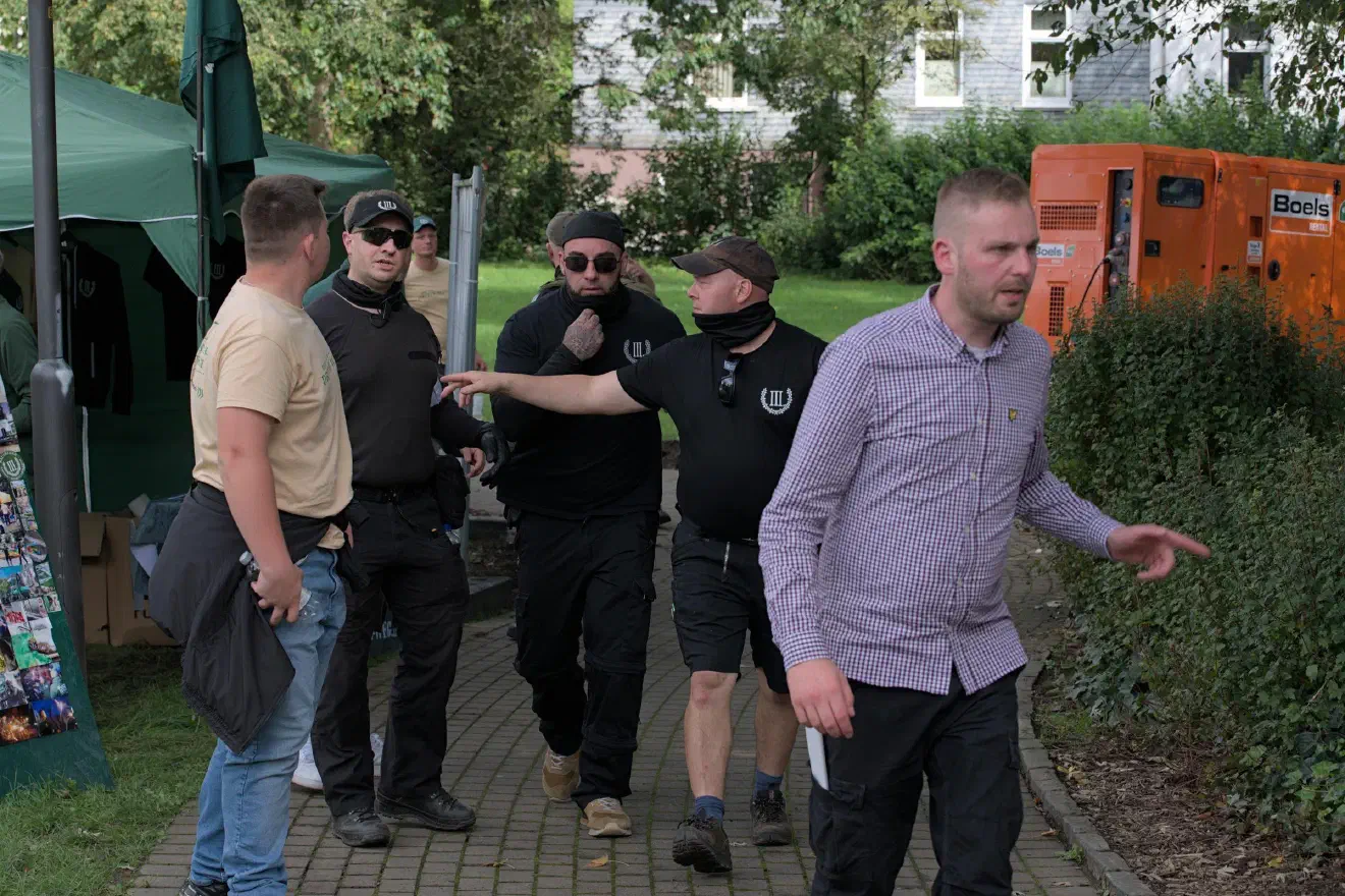 Wenn Julian Bender unzufrieden ist, nehmen die Aktionen oft aggressive Züge an. Hier war das Problem, dass der Sänger der Rechtsrock-Band Flak nicht an das Grundstück der Veranstaltung heranfahren konnte.