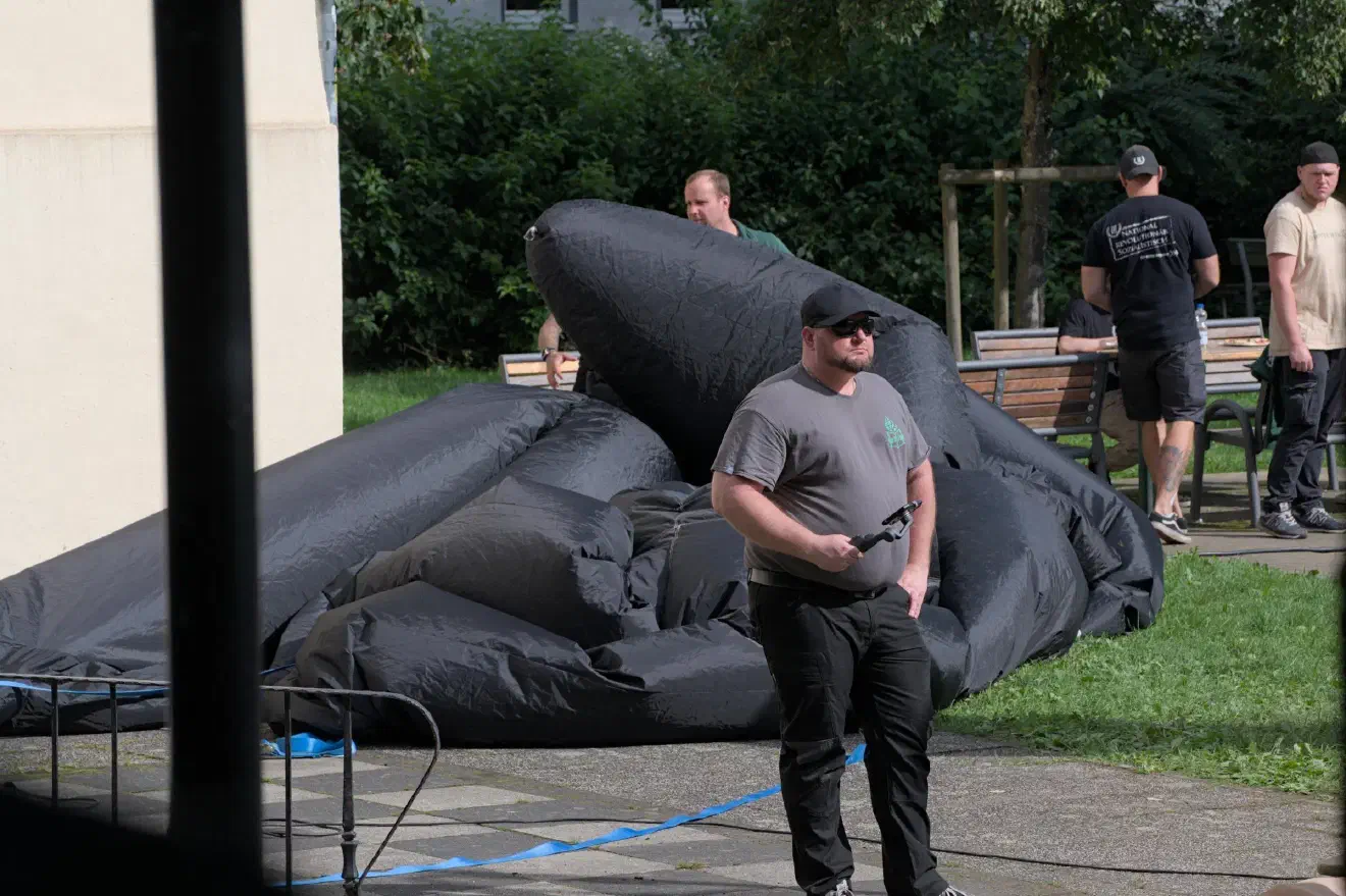 Die Leinwand wurde ungenutzt wieder abgebaut.