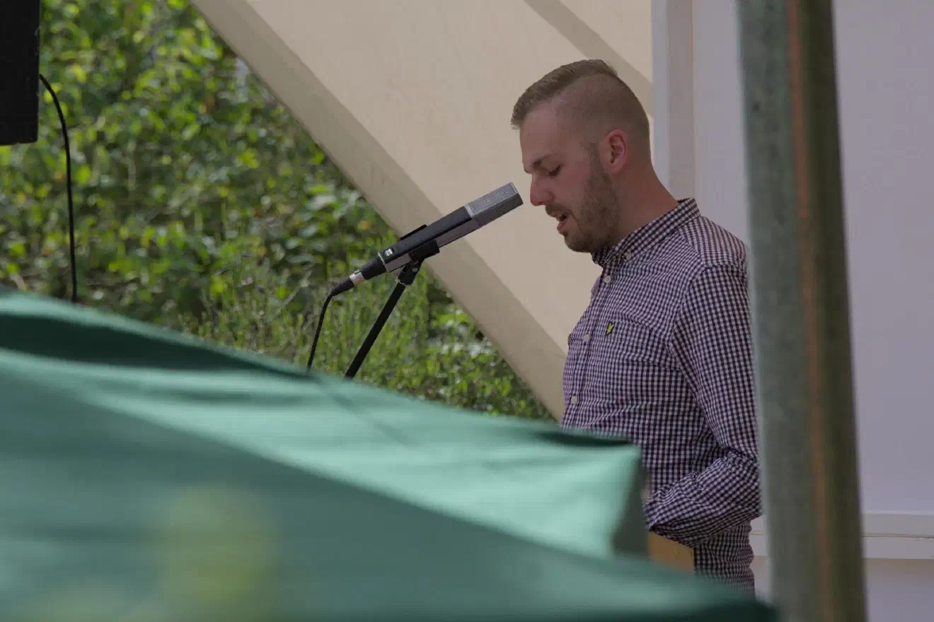 Julian Bender moderierte die Veranstaltung und hielt auch eine Rede.