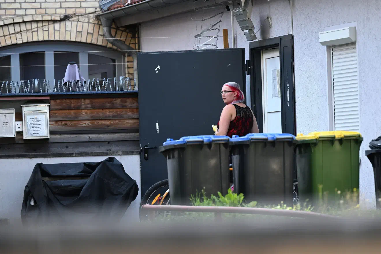 Die Veransatltung war geprägt durch die offene Zurschaustellung neonazistischer Weltanschauung. Zahlreiche Besucher*innen trugen im Verlauf des Abends einschlägige Insignien zur Schau - zum Teil mit volksverhetzenden Charakter. Aufgrund der polizeilichen Einstufung als Gefahrengebiet fanden zwar umfangreiche Personenkontrollen im Umfeld des "Flieder Volkshauses"statt - doch diese erkannten nur einen Bruchteil der neonazistischen Propagandainhalte.