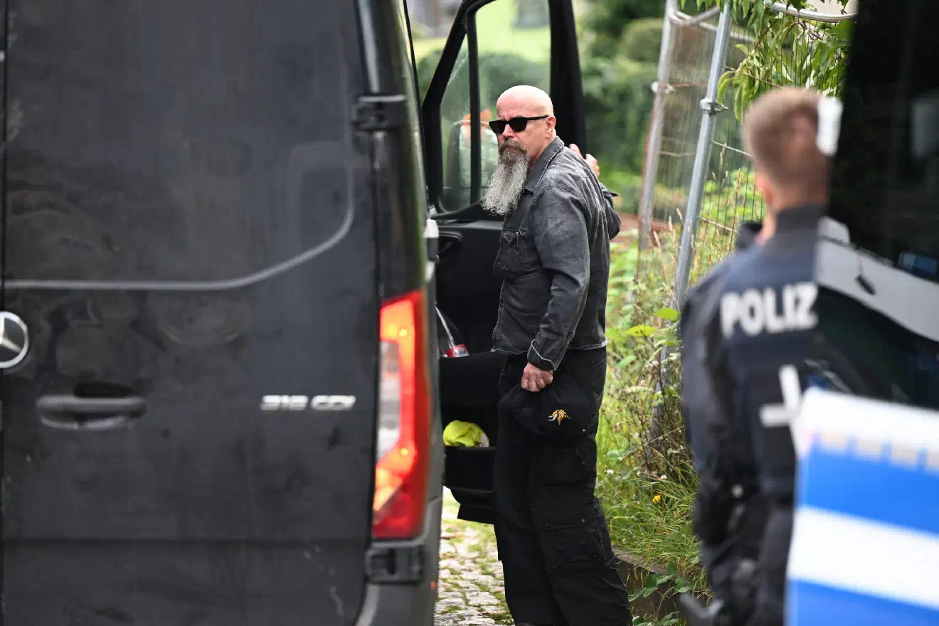 Der Neonazi Michael Regener während seiner Ankunft. Regener, der insbesondere innerhalb der Neonaziszene unter dem Namen "Lunikoff" in Erscheinung tritt, war der angekündigte "Liedermacher" des Abends.