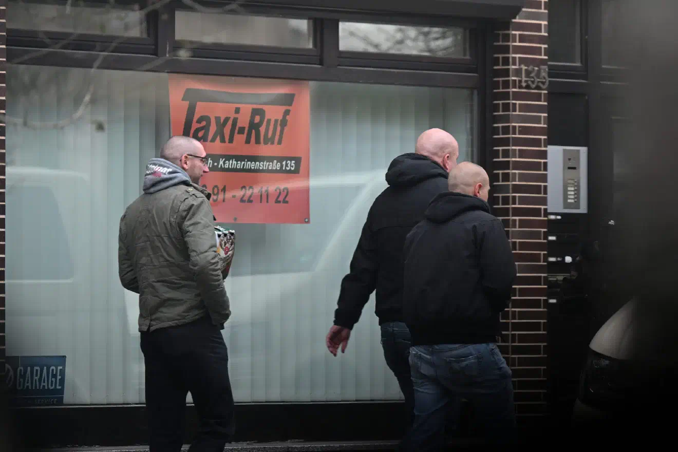 Das allgemeine Desinteresse an den Rechtsrock-Konzerten in Eisenach schien an diesem Abend auch bei den Sicherheitsbehörden angekommen zu sein. Diese erschienen erst, als sich bereits etwa ein Drittel der Besucher:innen im Gebäude befand. Doch auch die Anwesenheit der Sicherheitsbehörden änderte später nichts an der Durchführung der Veranstaltung. Während etwa zur gleichen Zeit im niedersächshsichen Emsland ein Rechtsrock-Konzert von der Polizei aufgelöst wurde, konnte die Veranstaltung in Eisenach unter Duldung der Polizei durchgeführt werden. 