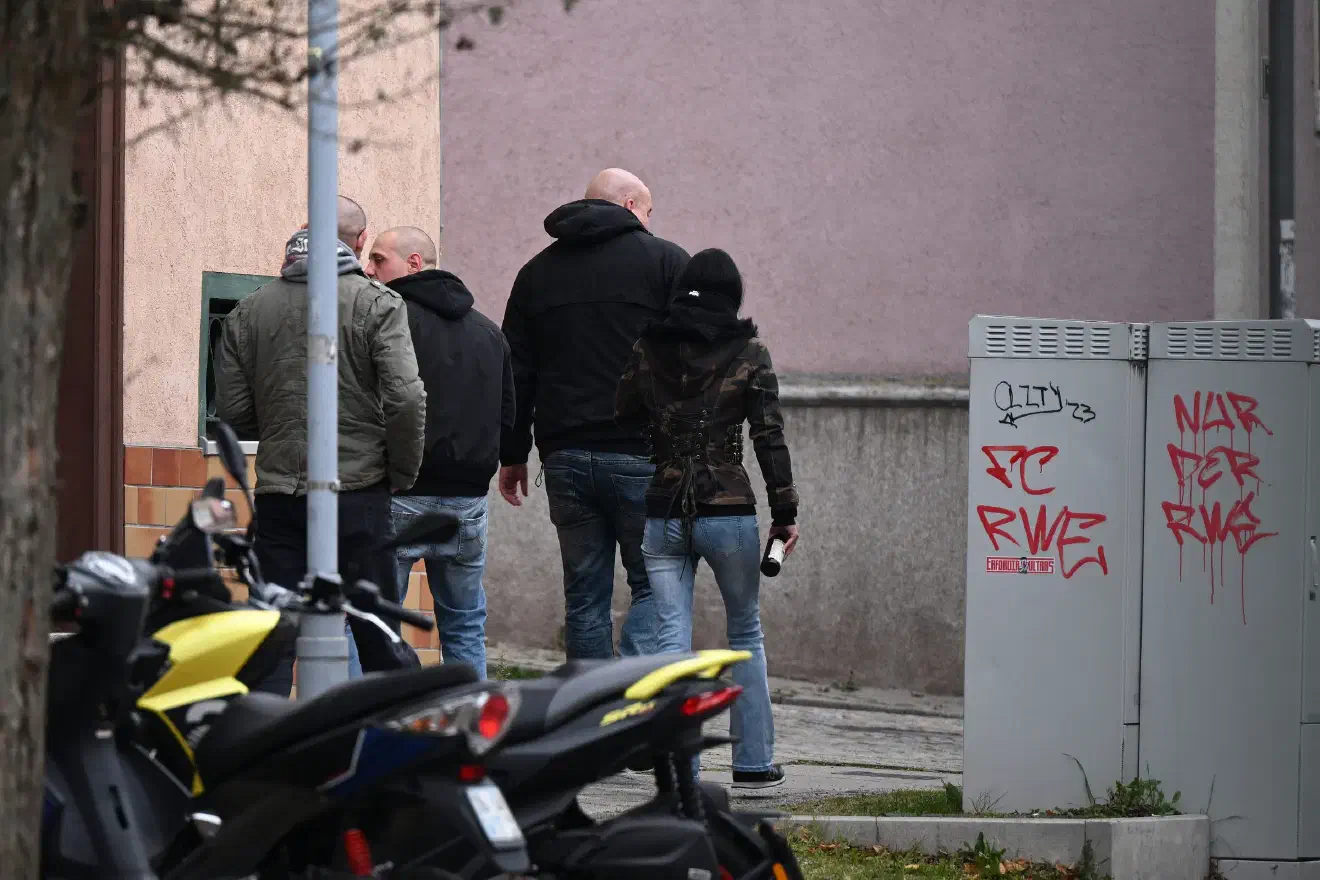 In einer später von der Polizei eilig aufgebauten Personenkontrolle, die nach einvernehmlicher Absprache mit den Veranstalter der Neonazi-Veranstaltung hinter einem eigens dafür positionierten Transporter stattfand und somit die Öffentlichkeit ausschloss, wurden lediglich Personalien erhoben. Auf eine Durchsuchung der Personen sowie eine Kontrolle auf verbotene Zeichen, wie sie in der Regel dort dutzendfach von Teilnehmenden getragen werden (wir berichteten), wurde von Seiten der Polizei vollständig verzichtet.