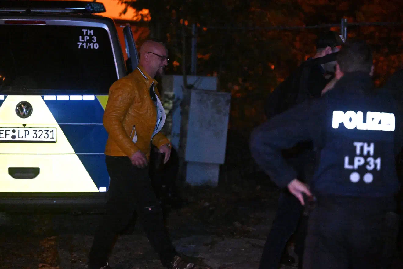 Die Polizei war an jenem Abend "recht zuvorkommend" und zu Service-Leistungen bereit. Als dieser Konzert-Besucher sein Telefon im Taxi vergaß und dessen Fahrer dies später erneut zum Ort des Geschehens brachte, organisierten die Polizeikräfte kurzerhand ein Zusammentreffen und informierten den Neonazi dass sein Telefon angekommen sei. 