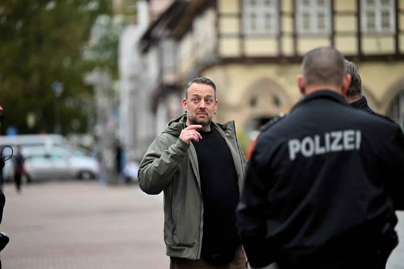 Als Versammlungsleiter des kleinen Spektakels trat das Bundesvorstandsmitglied Claus Cremer in Erscheinung. Cremer, der auch den Landesvorsitz in Nordrhein-Westfalen inne hat und für "Die Heimat" für die kommende Europawahl kandidiert, erschien bereits eine Stunde vor dem eigentlichen Veranstaltungsbeginn am Ort des Geschehens. In der Region hielt sich Cremer indes bereits seit dem Vortag auf - so gehörte er zu den Teilnehmenden einer völkischen-neonazistischen Zusammenkunft, welche am Vortag am Rand der nahegelegenen Gemeinde Eschede durchgeführt wurde.