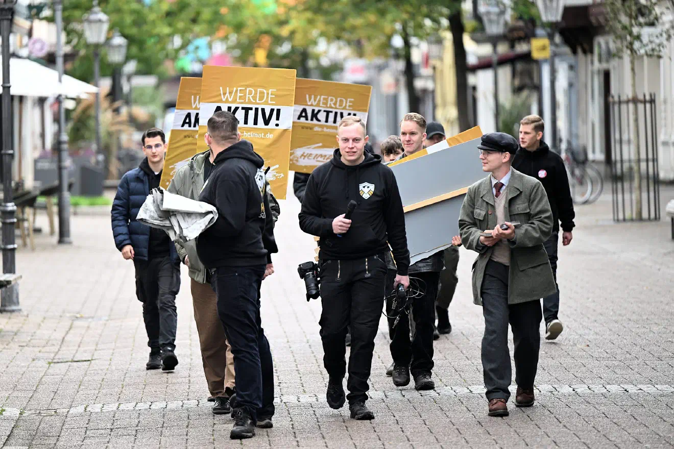 Dies korospondiert mit dem Umstand, dass etliche der JN-Führungspersonen, insbesondere in Niedersachsen die Öffentlichkeit regelrecht scheuen. So treten manche Funktionsträger, bei Gelegenheiten wo möglichweise Öffentlichkeit gegeben ist, zum Teil nur vermummt in Erscheinung. Das parteipolitische Engagement wird dann den eigenen beruflichen Fortkommen untergeordnet - welches bei entsprechender Berichterstattung als gefährdet angesehen wird.