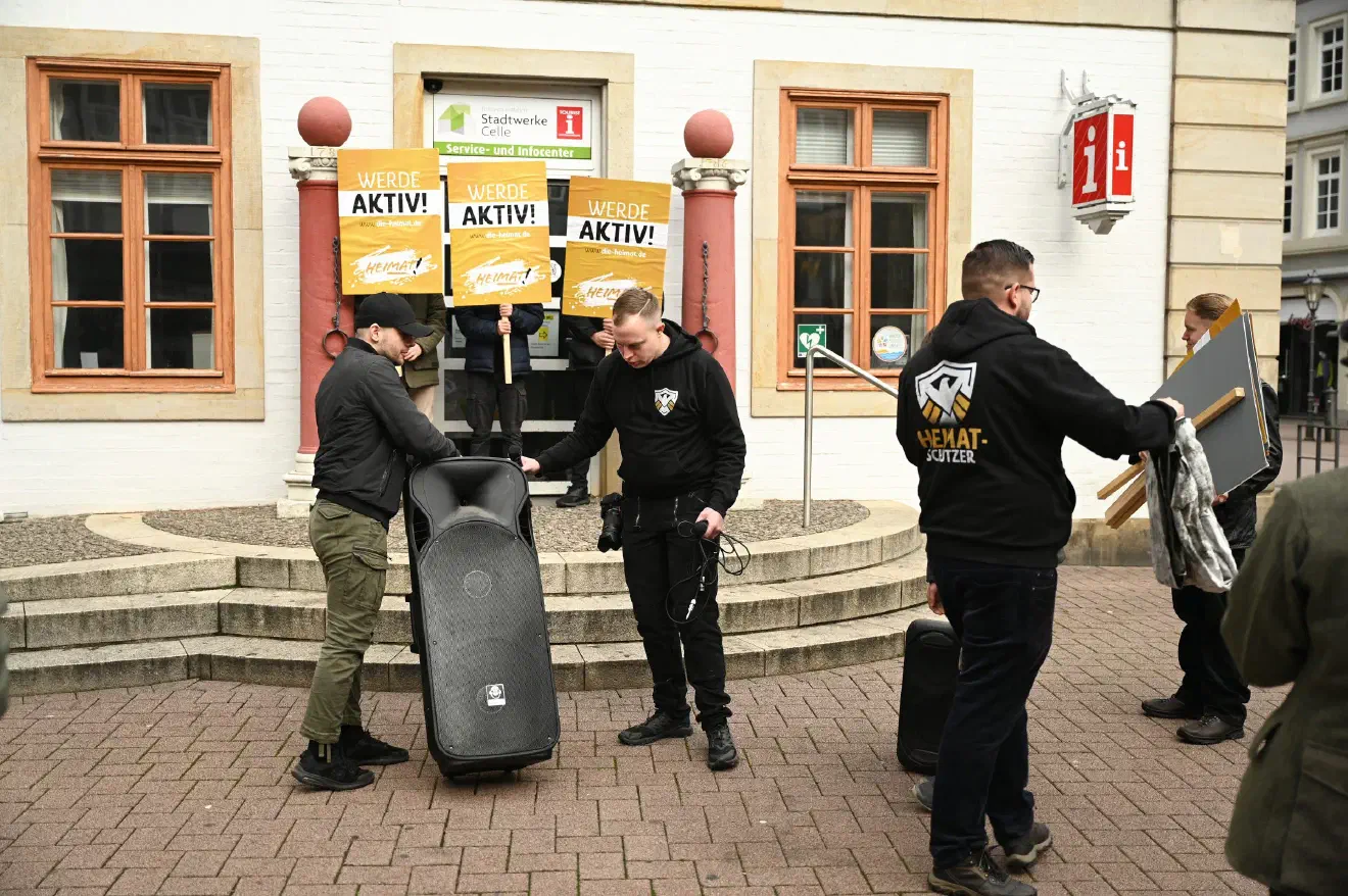 Die Gruppe führte eine mobile Lautsprecheranlage mit sich. Wenn dort keine Reden ertönten, wurde darüber Rechtsrock und die Lieder neonazistischer Liedermacher abgespielt.
