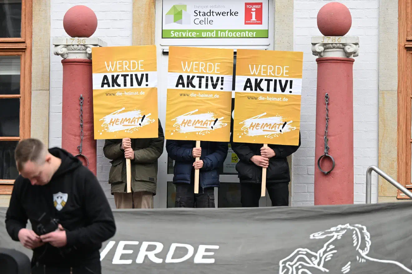Einzelnen JN-Mitgliedern wurde vom JN-Bundesvorsitzenden Weigler angeraten sich im Verlauf der Veranstaltung hinter mitgeführten Pappschildern zu verbergen. Während die späteren Redebeiträge unter anderen von Aufrufen wie "Gesicht zeigen!" durchzogen waren, war dies für den Neonazi-Nachwuchs nicht vorgesehen.