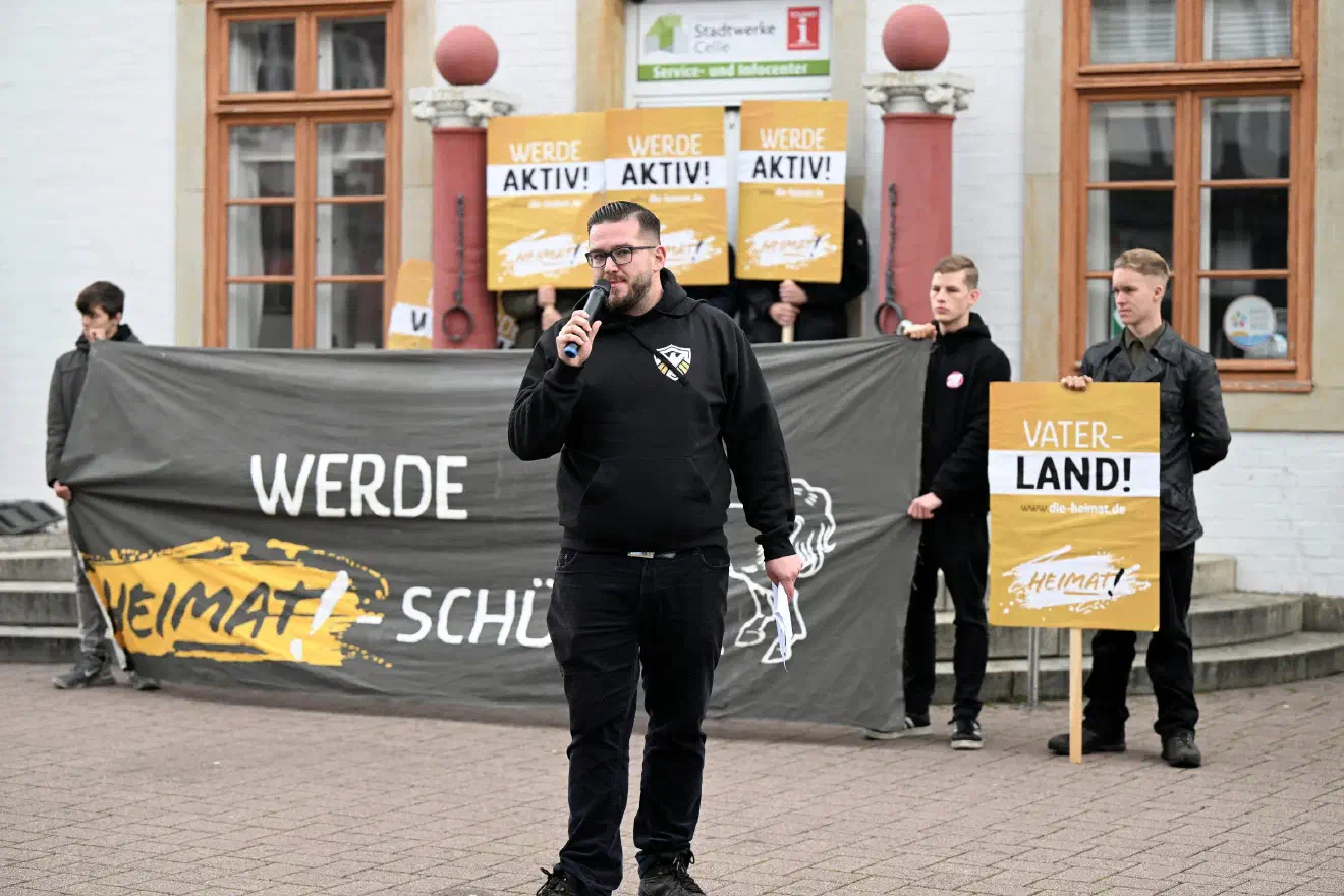 Sebastian Weigler, der auch Anmelder der Kundgebung in Celle in Erscheinung trat, hielt dann im Verlauf der insgesamt zwei Kundgebungen, gleich mehrere Redebeiträge.